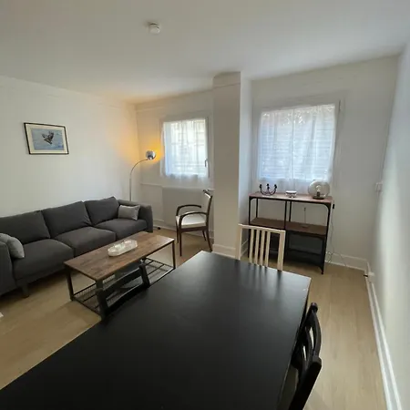 Situe A La Gare De Versailles-chantier * فيرفاي